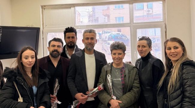 Malçok ve Ekibi Karanfil dağıttı…