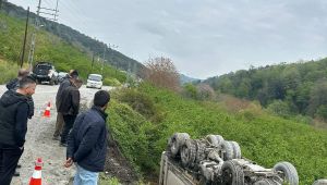 TAŞ YÜKLÜ KAMYON KAZA YAPTI