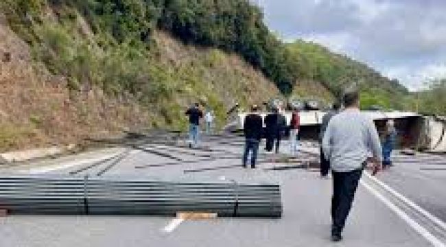 TIR DEVRİLDİ, EREĞLİ OSB YOLU KAPANDI