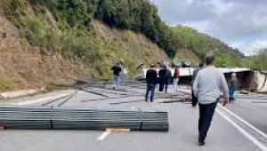 TIR DEVRİLDİ, EREĞLİ OSB YOLU KAPANDI